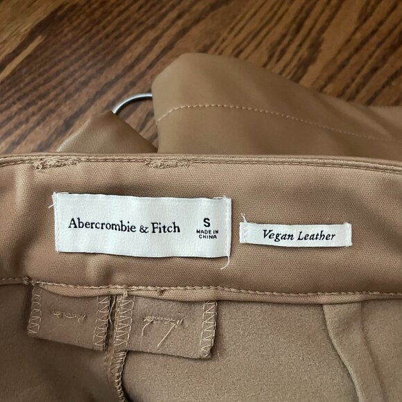 Abercrombie & Fitch Wmn S Pleated High Rise 6 Inch Vegan Leather Tailored Shorts - Picture 9 of 12